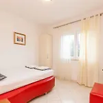 Appartamento In Okrug Gornji 33036