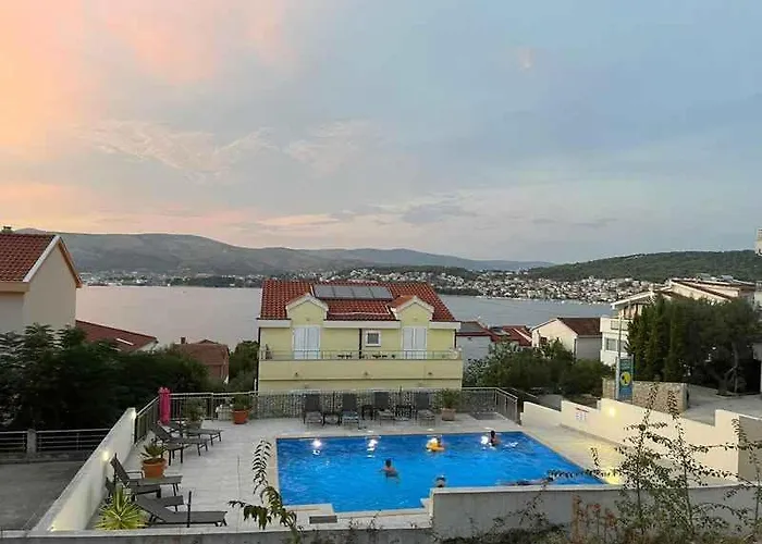 Apartament In Okrug Gornji 33036 *